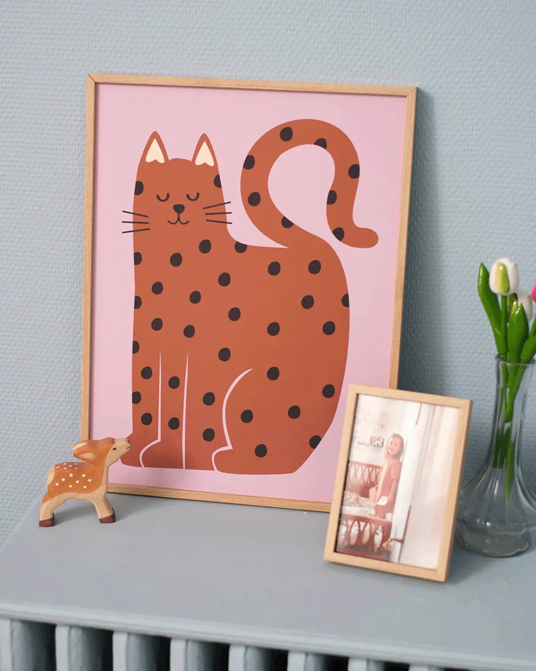 Affiche Chat Rigolo – Illustration marron et amusante d’un chat sur fond violet – Décoration chambre enfants