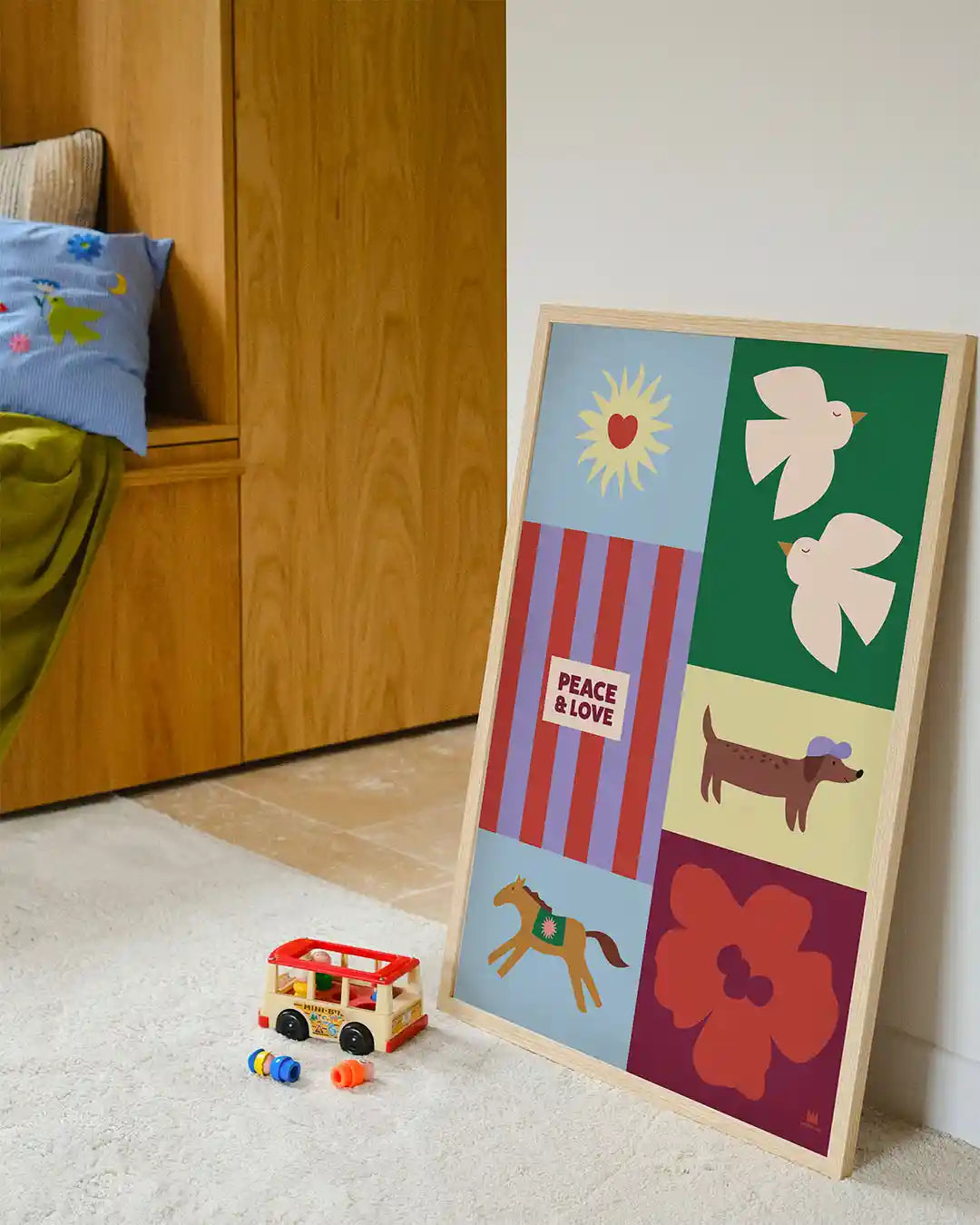 Affiche déco avec patchwork fun et coloré, chien, oiseaux et cheval.