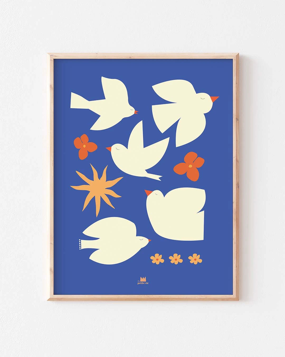 Affiche Les Oiseaux, illustration douce sur fond bleu klein pour déco de chambre enfant.