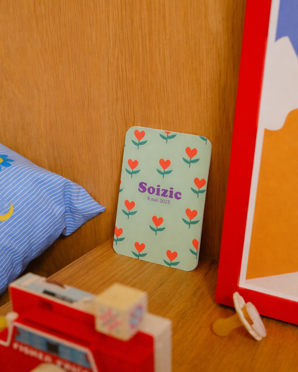 Faire-part naissance enfant avec des fleurs rouges sur fond vert