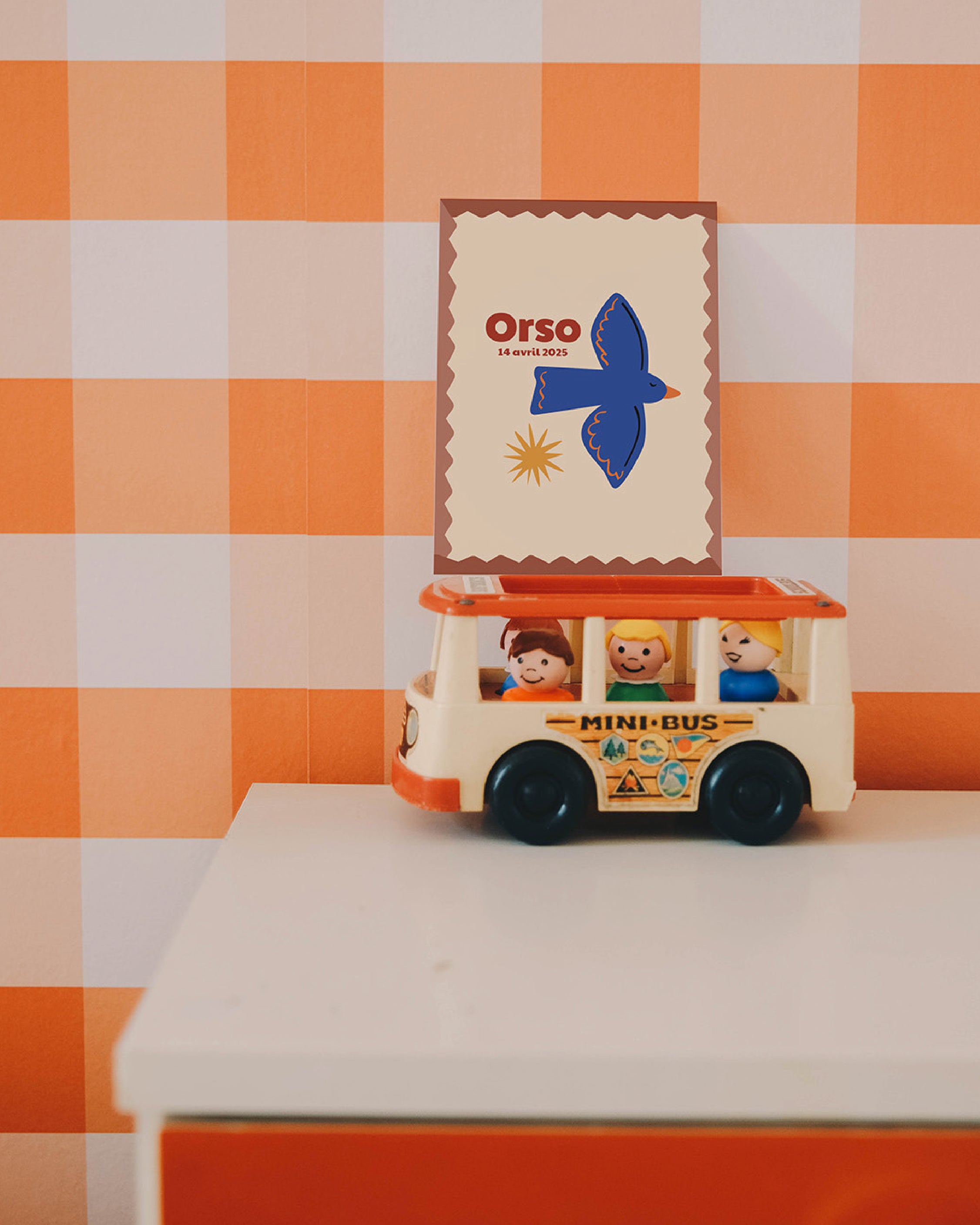 faire-part naissance fond beige et oiseau bleu nuit pour annoncer la naissance de bébé