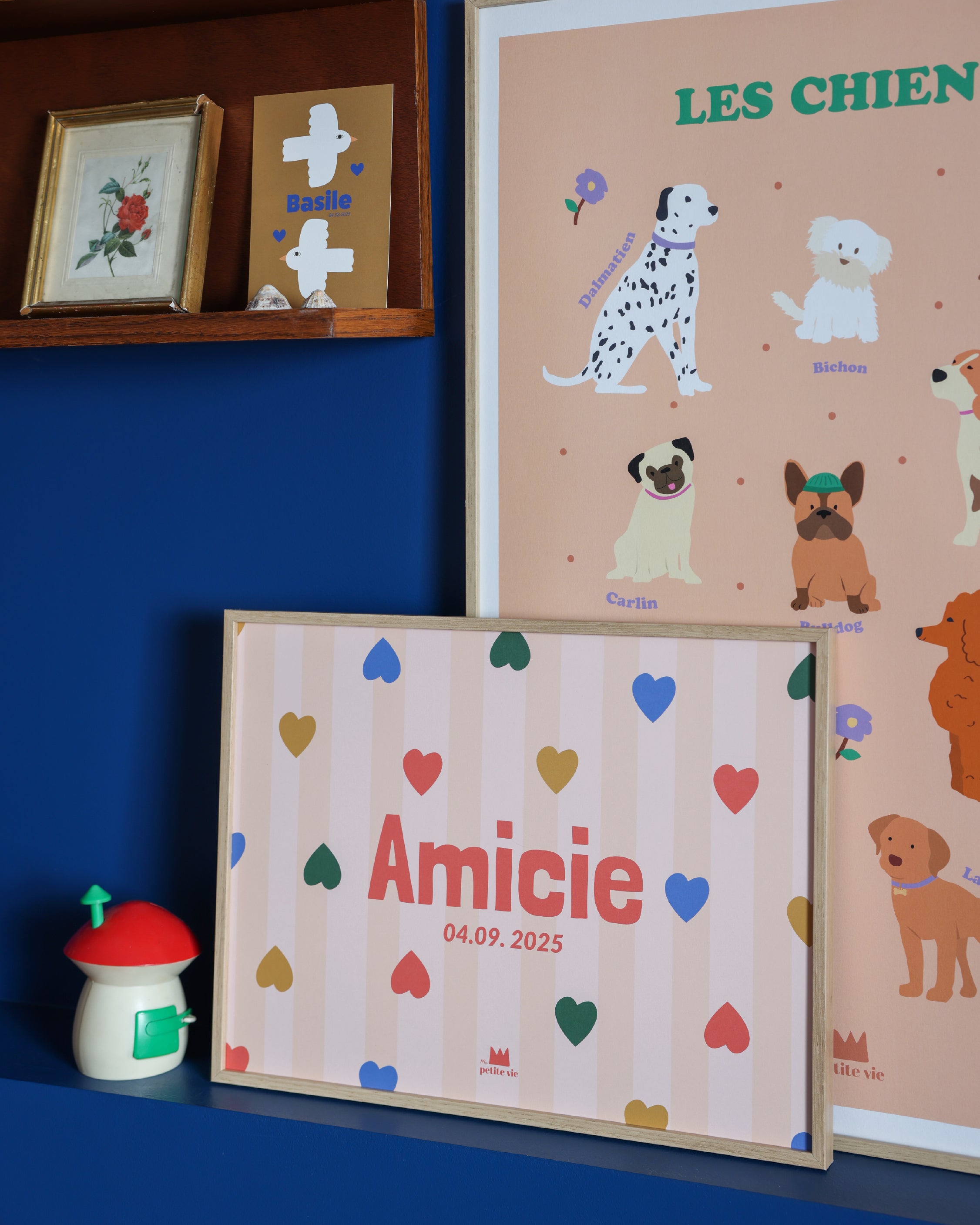 Affiche prénom avec des petits coeurs colorés pour décorer une chambre d'enfant