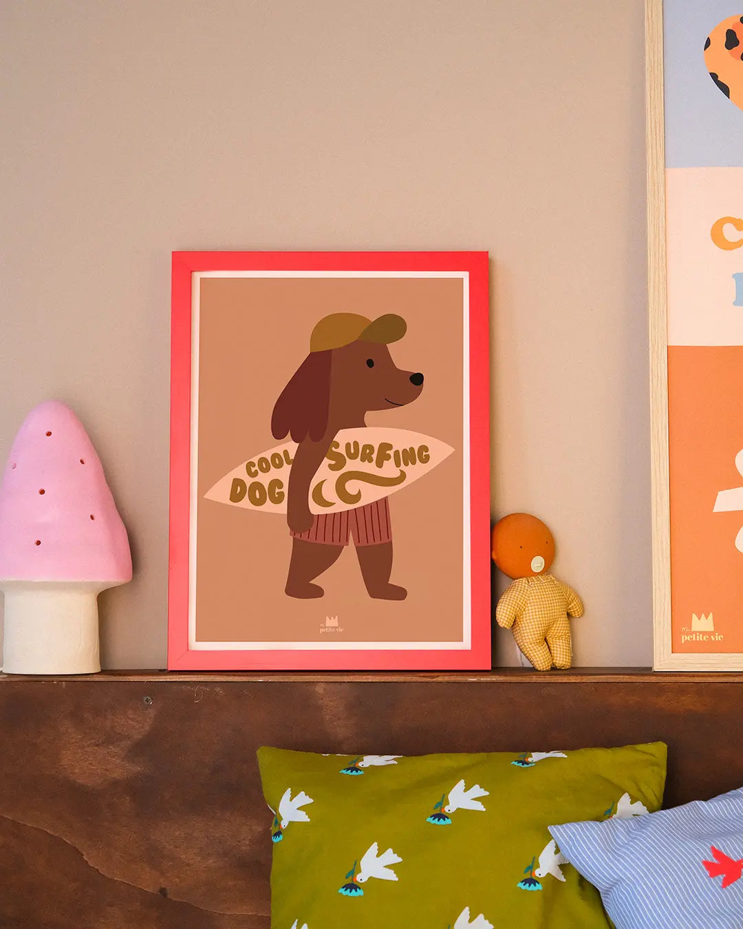 Affiche d'un chien illustré qui surf pour les chambres d'enfant