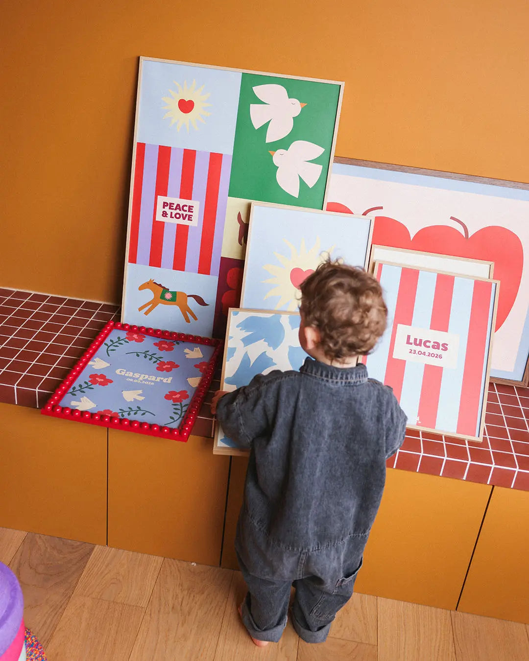 enfant devant les affiches colorées ma petite vie