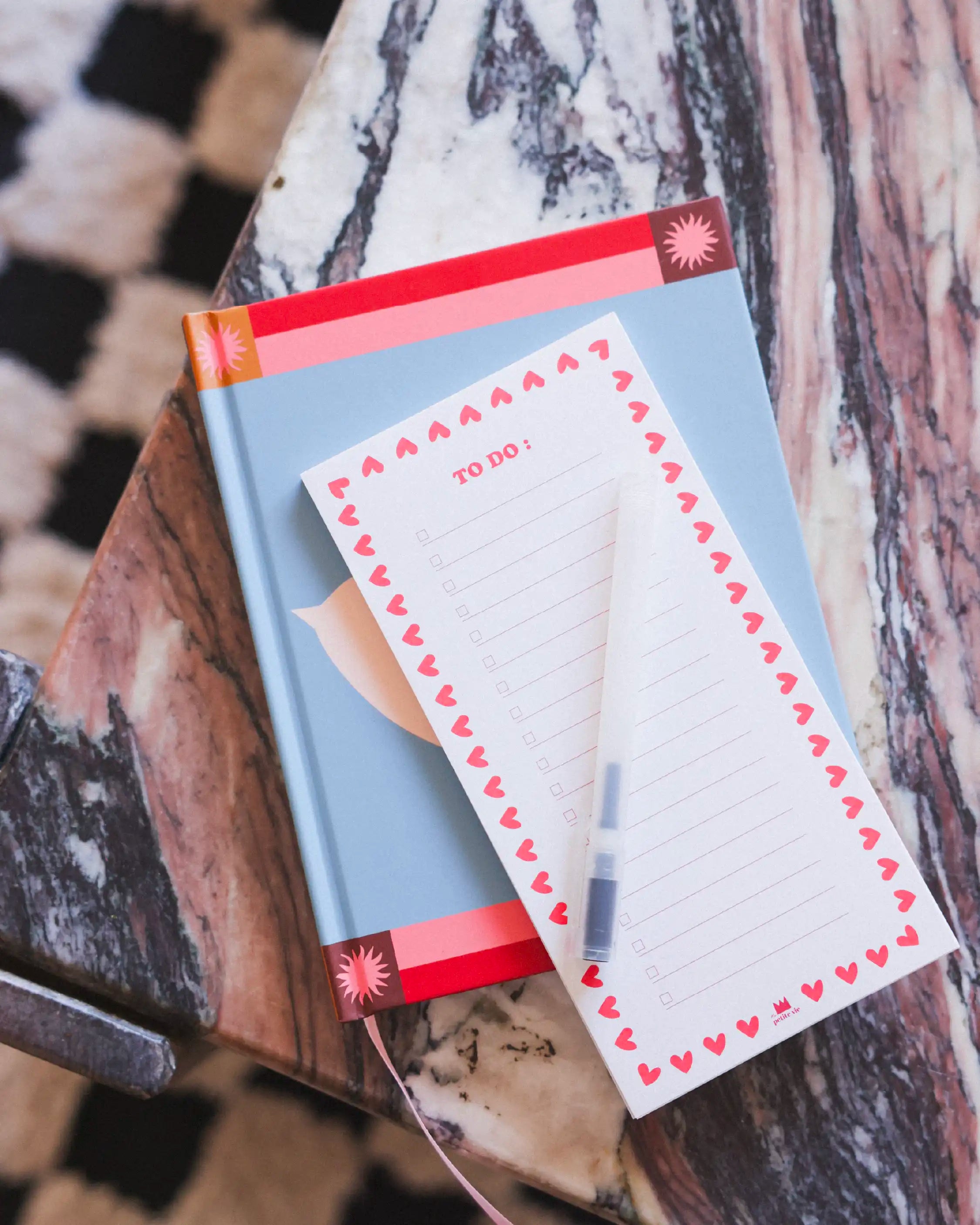 Comment j'ai organisé mon bureau avec un calendrier perpétuel, un calendrier des anniversaires et un bloc-notes — et pourquoi ça change vraiment tout