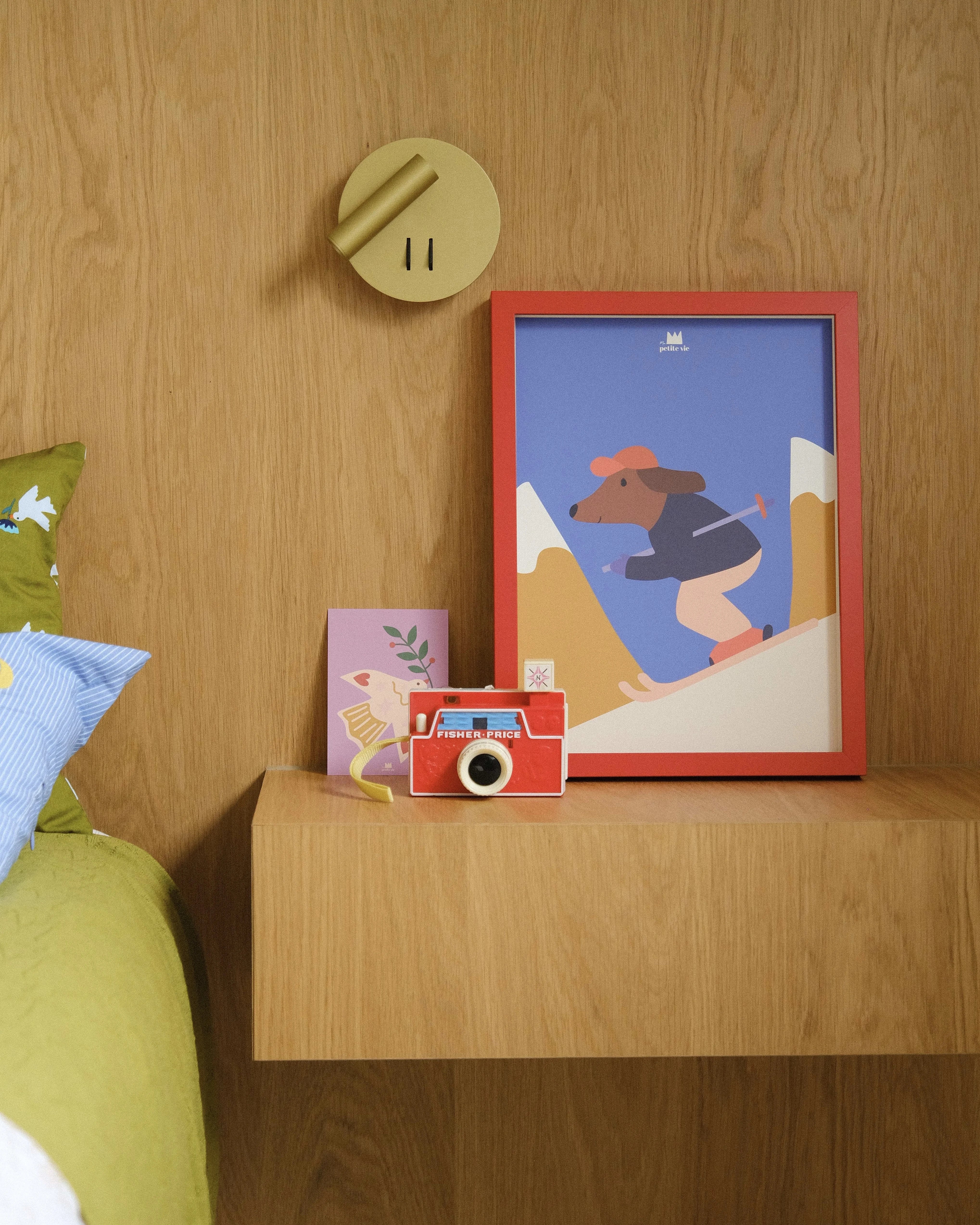 Illustration d’un chien faisant du ski sur une piste enneigée, ambiance fun et dynamique