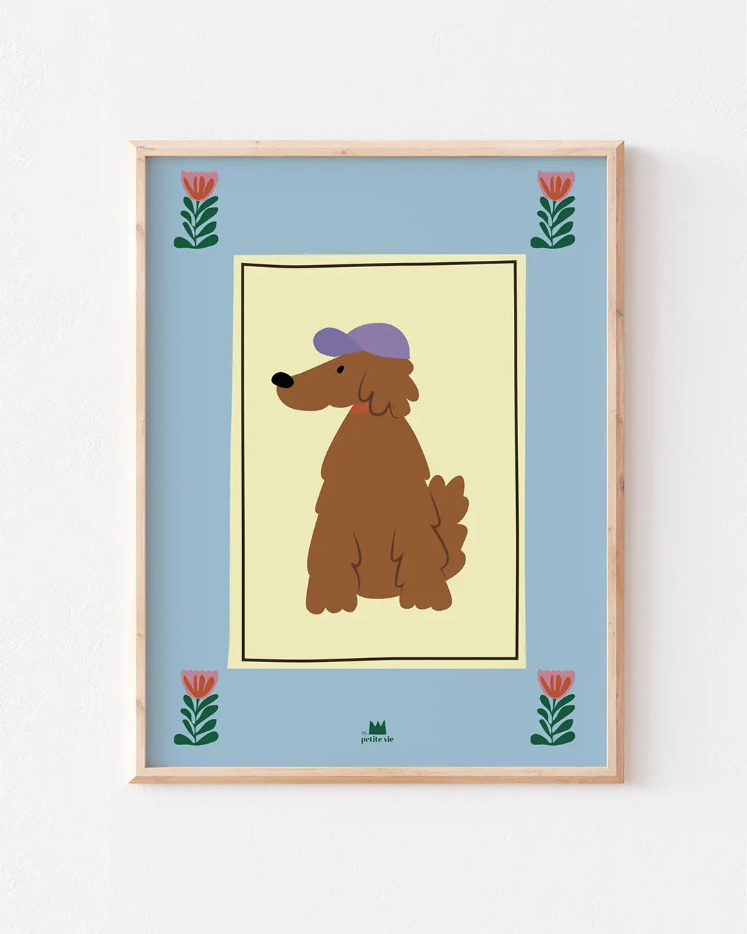 cocker brun au poil doux, collier orange et casquette lilas pour une touche de fantaisie