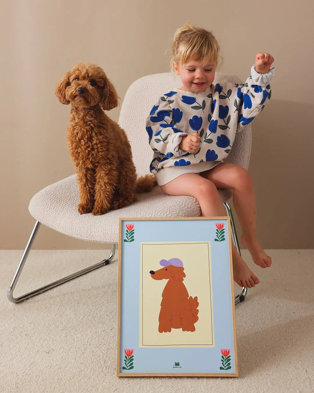 Affiche chien illustré pour enfant sur fond beige et bleu 