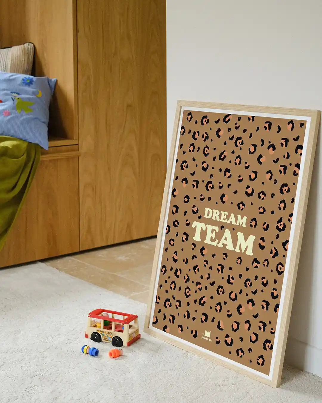illustration sur fond léopard avec message dream team pour déco salon.
