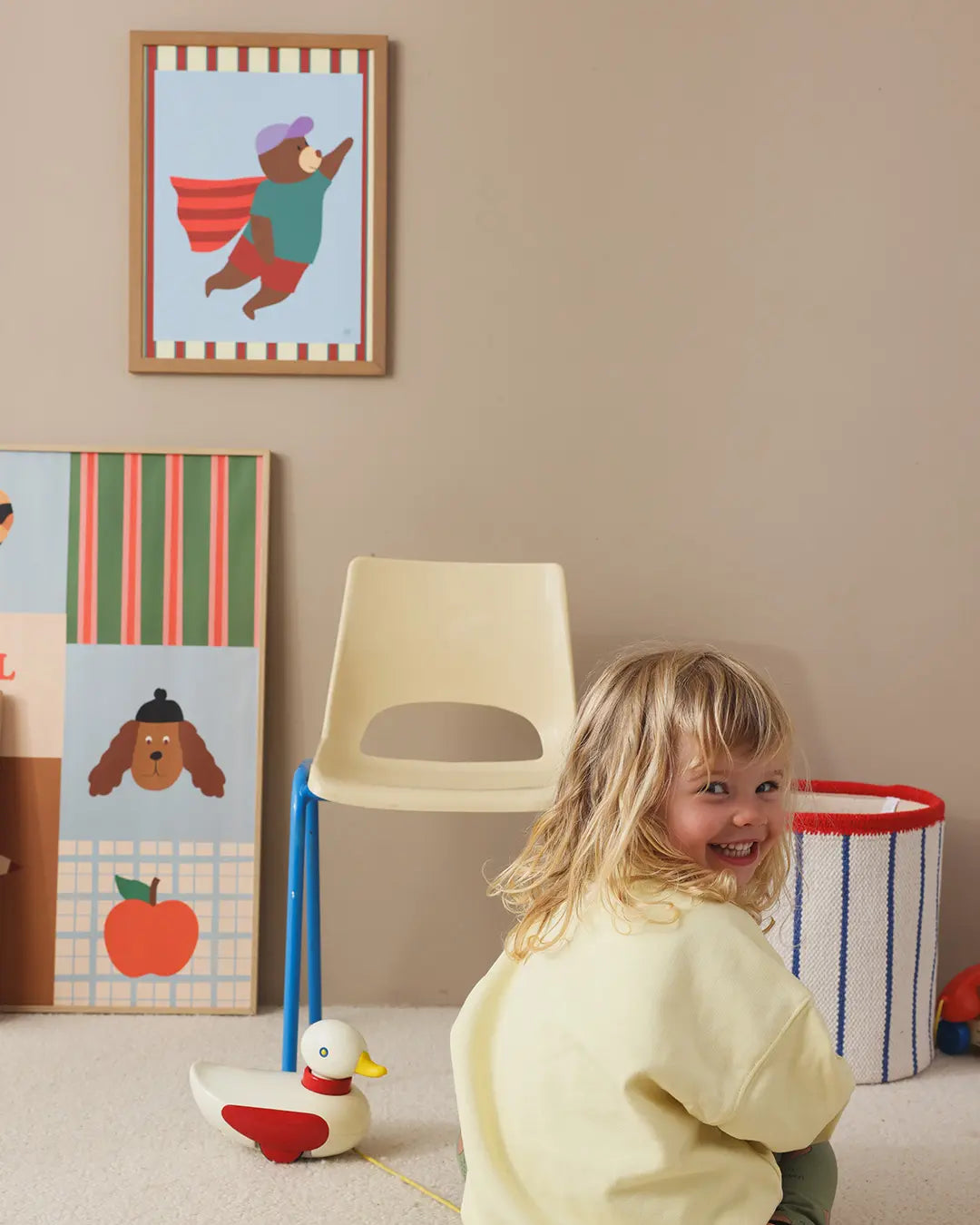 Affiche chambre enfant avec un ours super héros coloré et illustré