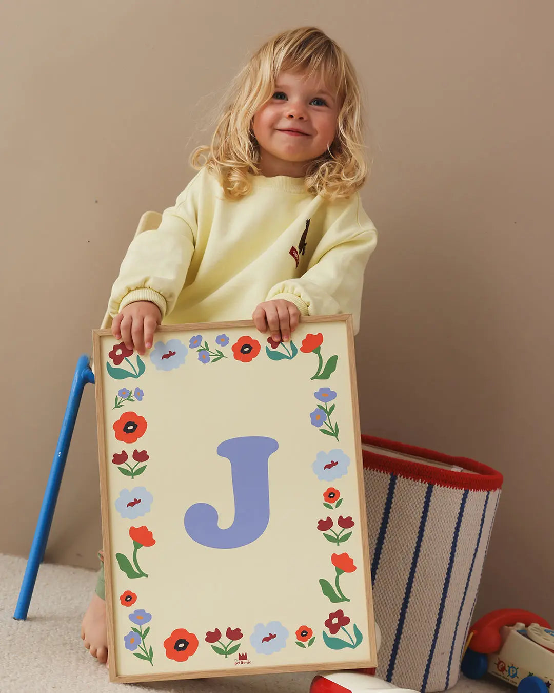 Affiche lettre à personnaliser sur fond pastel et petites fleurs colorées