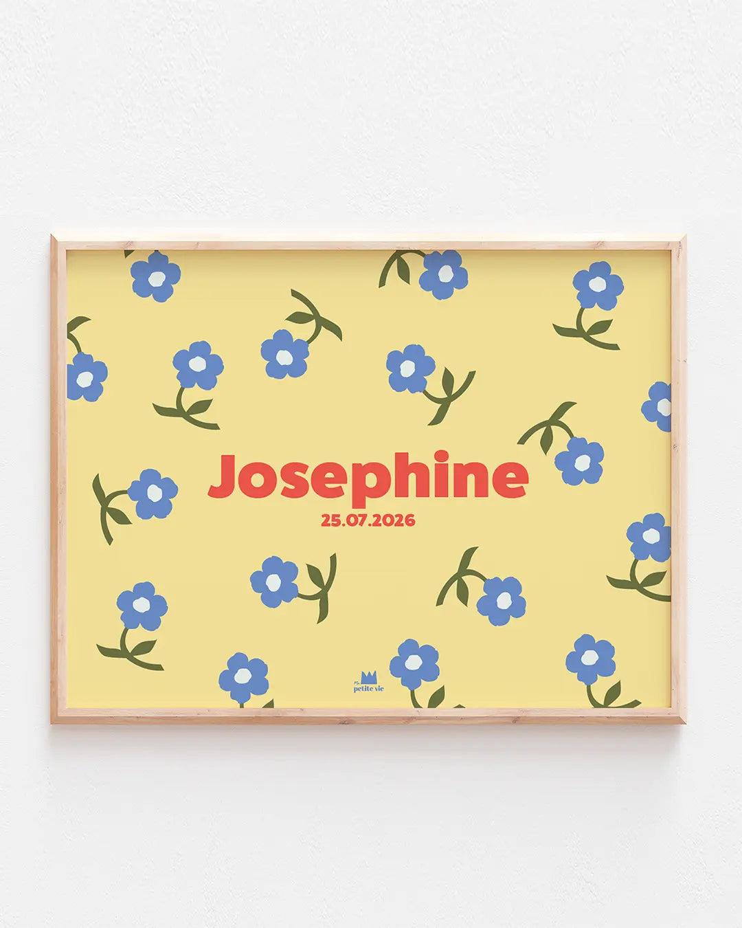 Affiche naissance à personnaliser sur fond jaune avec des fleurs bleues pour bébé. 