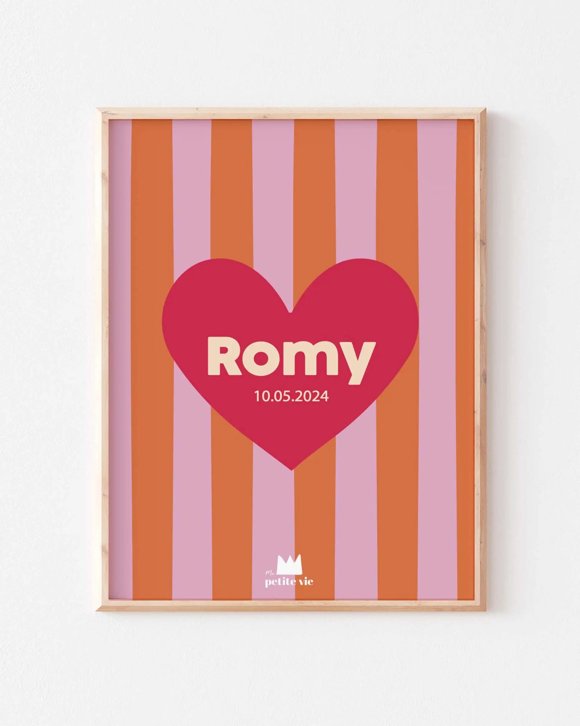 Affiche prénom pour petite fille avec un coeur rouge sur des rayures roses 