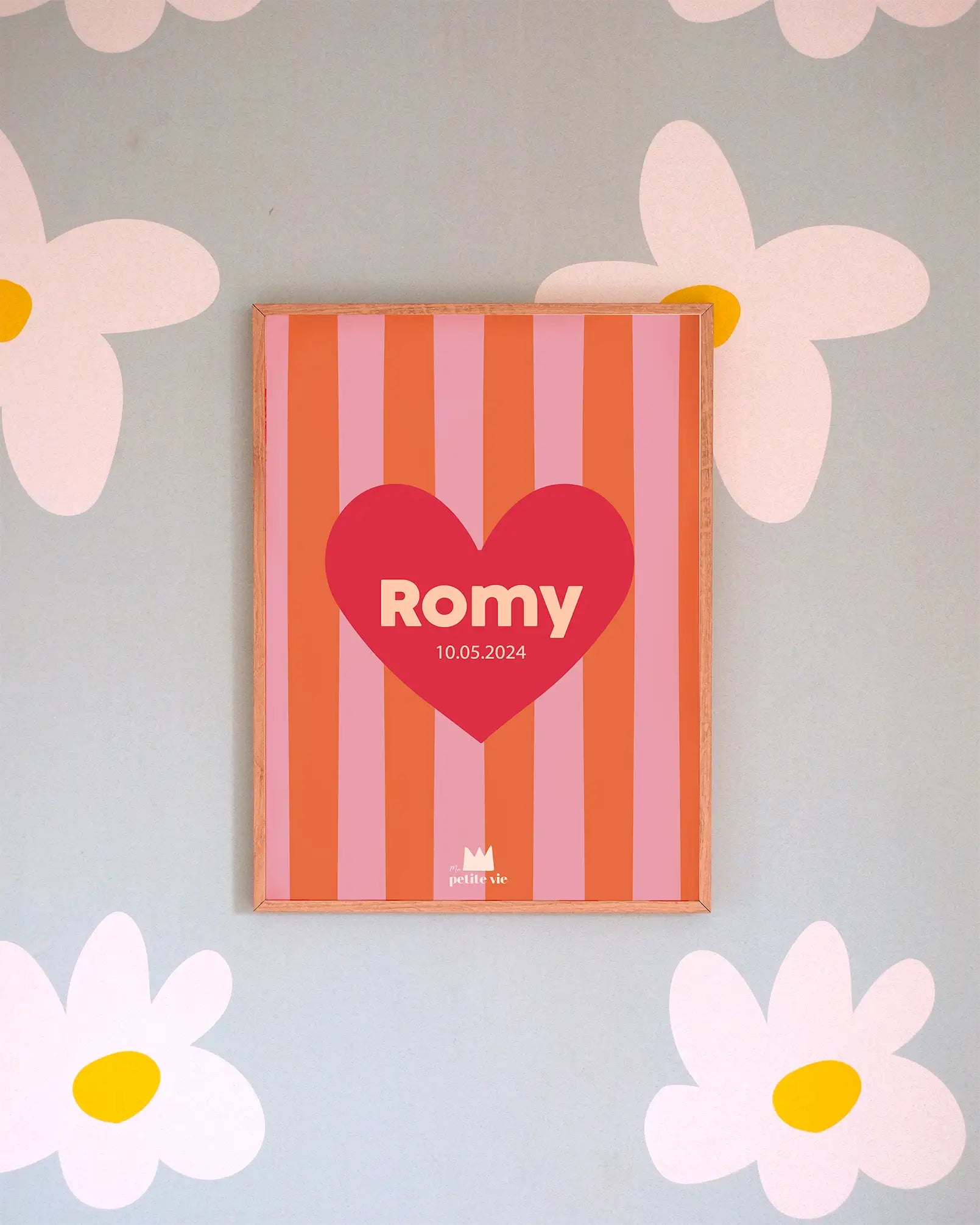 Affiche prénom pour petite fille avec un coeur rouge sur des rayures roses 