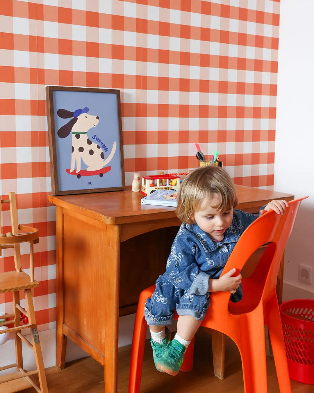 Affiche à personnaliser pour chambre enfant, chien skate sur fond bleu. 