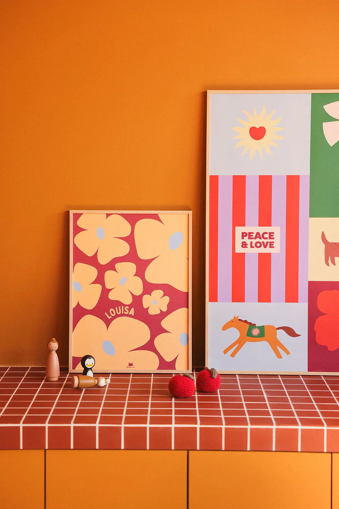 affiche prénom pour enfant avec fleurs jaunes illustrées 