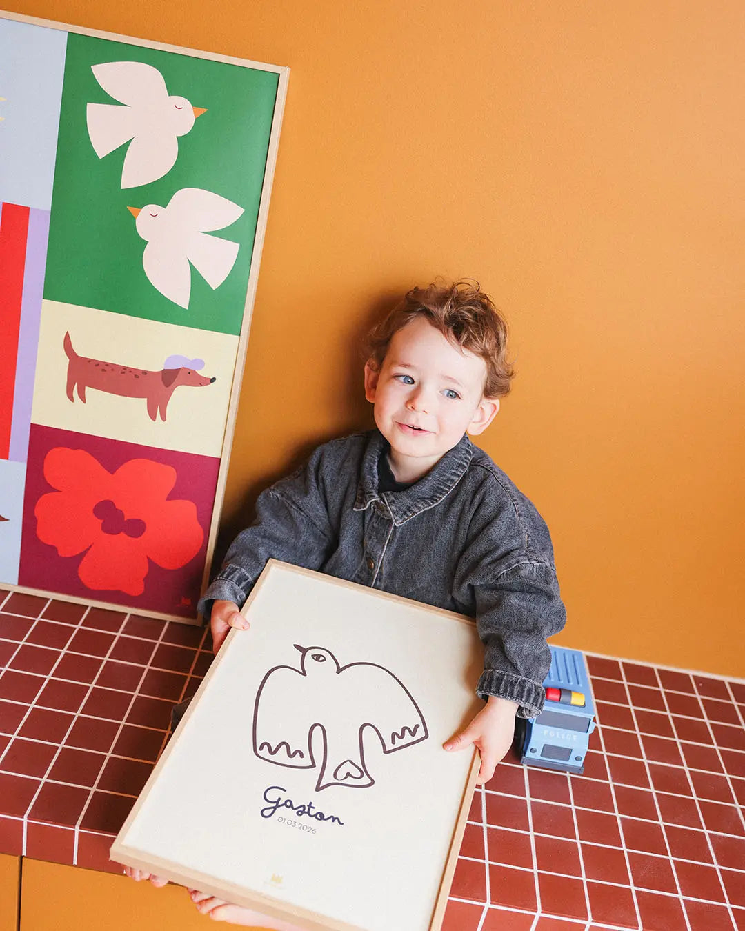 Affiche prénom fond beige avec oiseau illustré en vol au contour noir