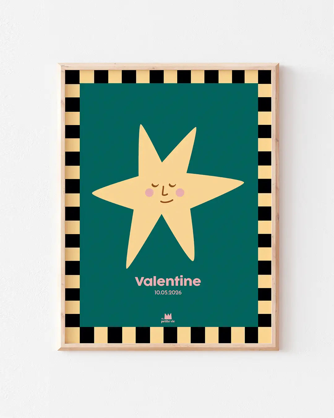 affiche prénom à personnaliser du prénom de bébé, au fond vert avec une illustration d'étoile souriante jaune. 