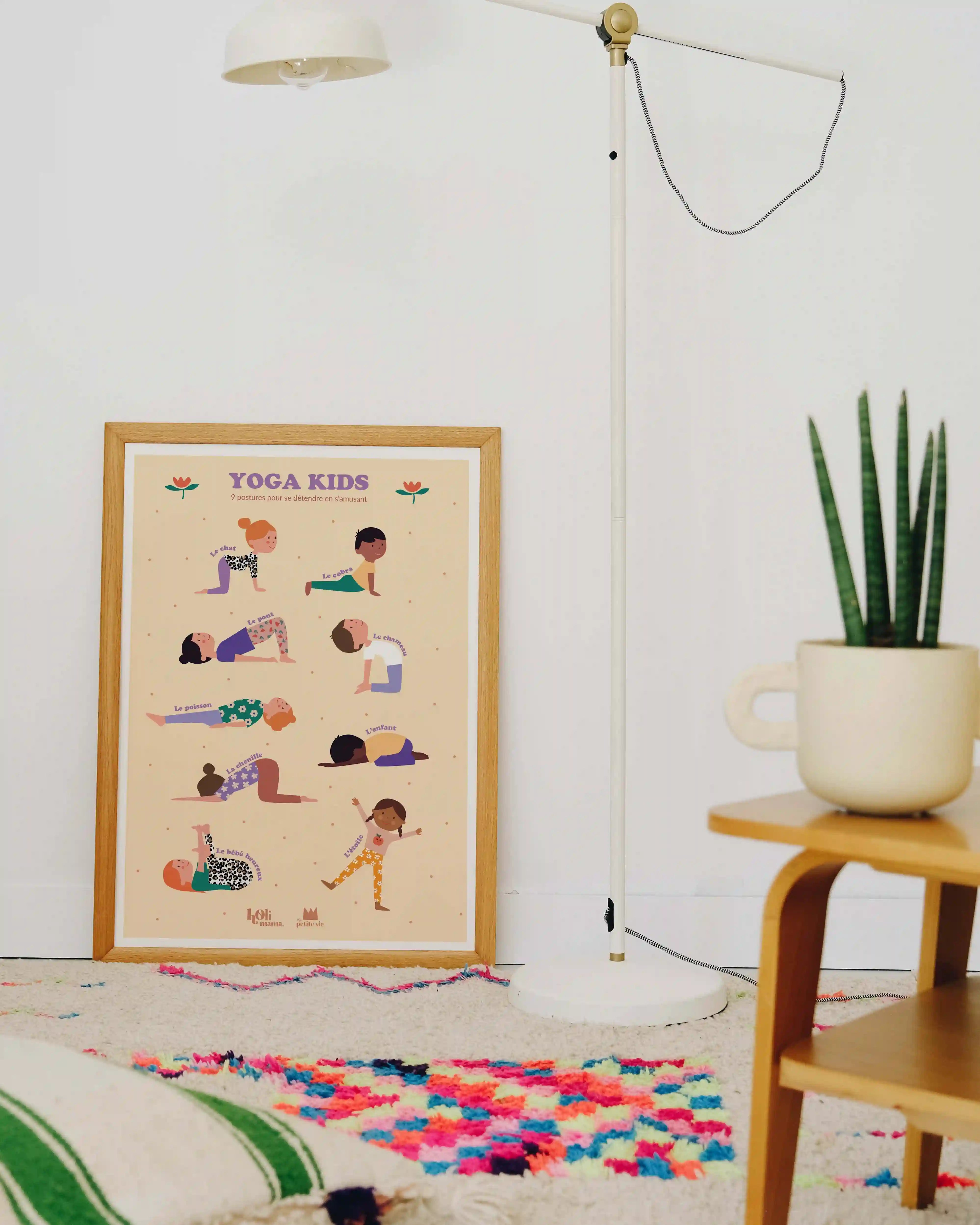 Affiche et illustrations de postures de yoga pour enfants sur fond beige.
