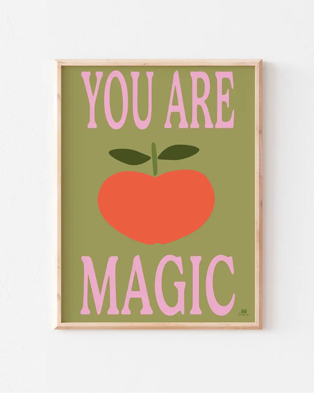 Affiche déco pomme you are magic avec fond vert pour une déco moderne et colorée