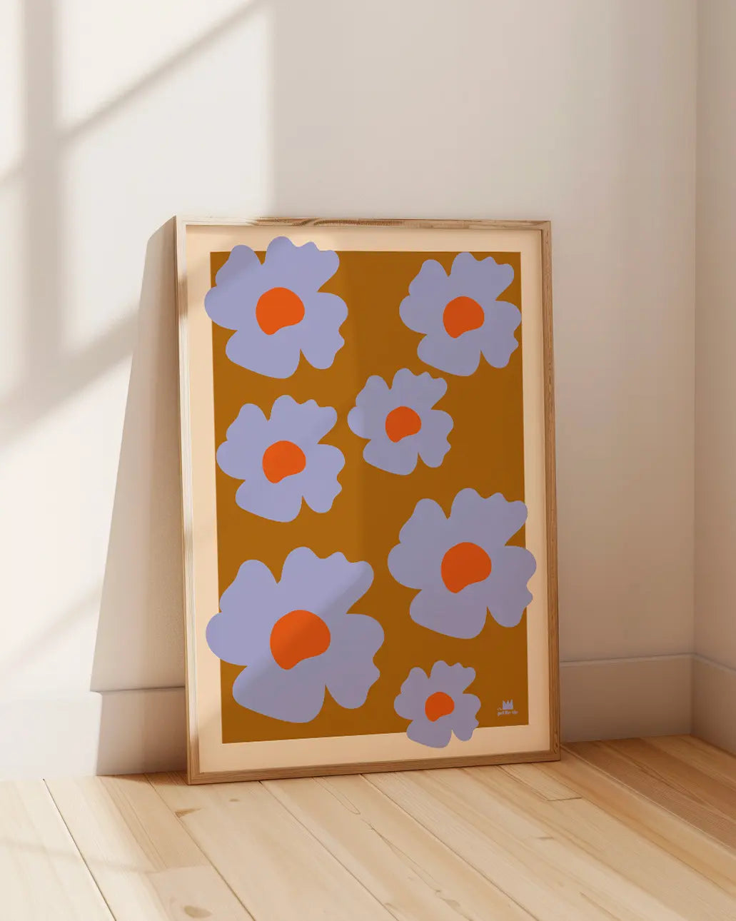 illustration poétique et colorée avec des fleurs bleues sur fond marron.