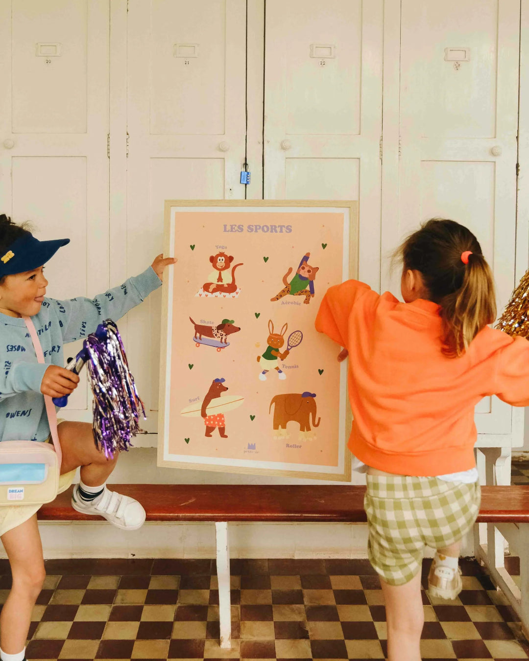 illustration de sports pour enfants: yoga, gym, skate, tennis, surf et patin à roulettes.