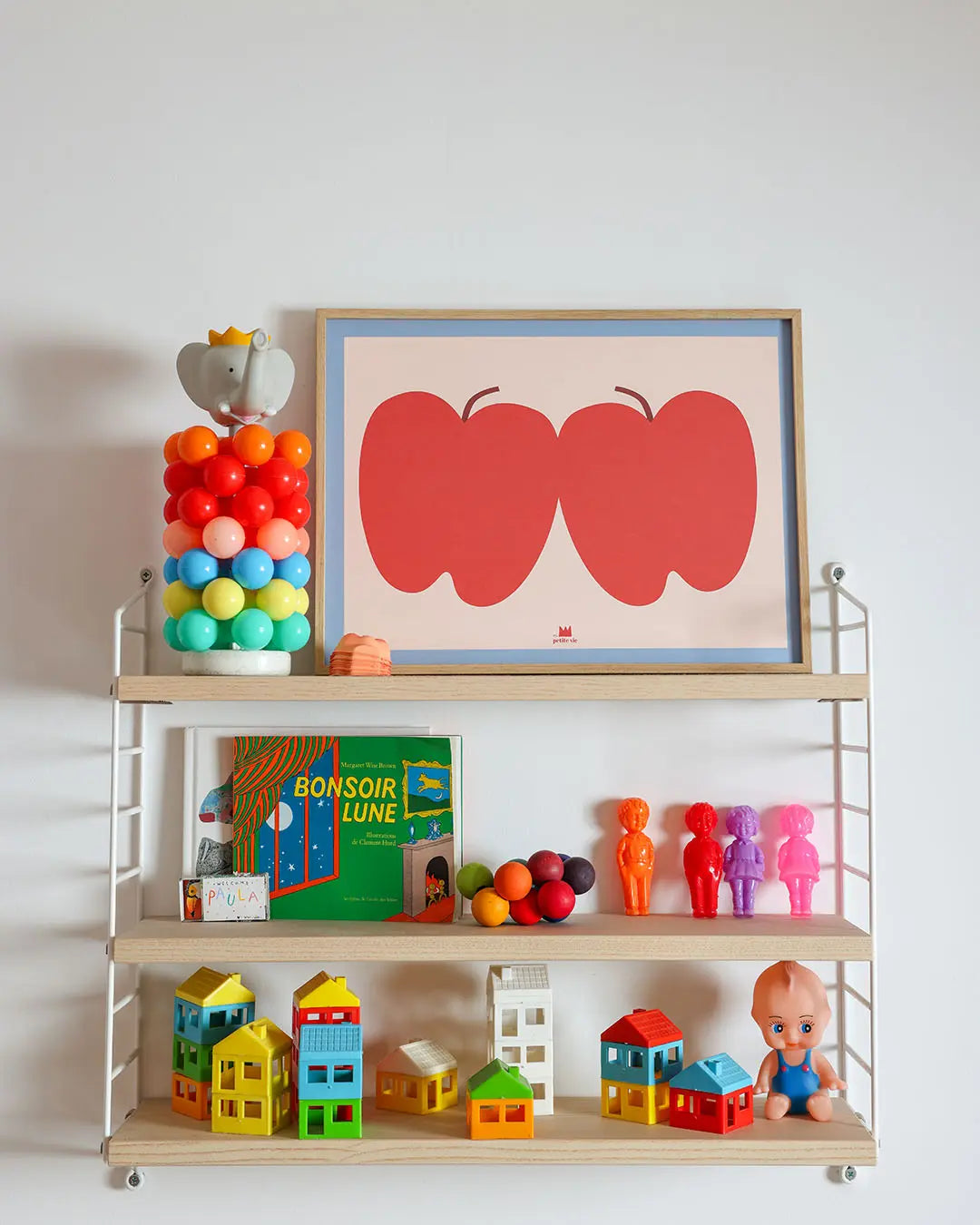 Illustration de deux pommes pour une touche de couleur dans la chambre des enfants.