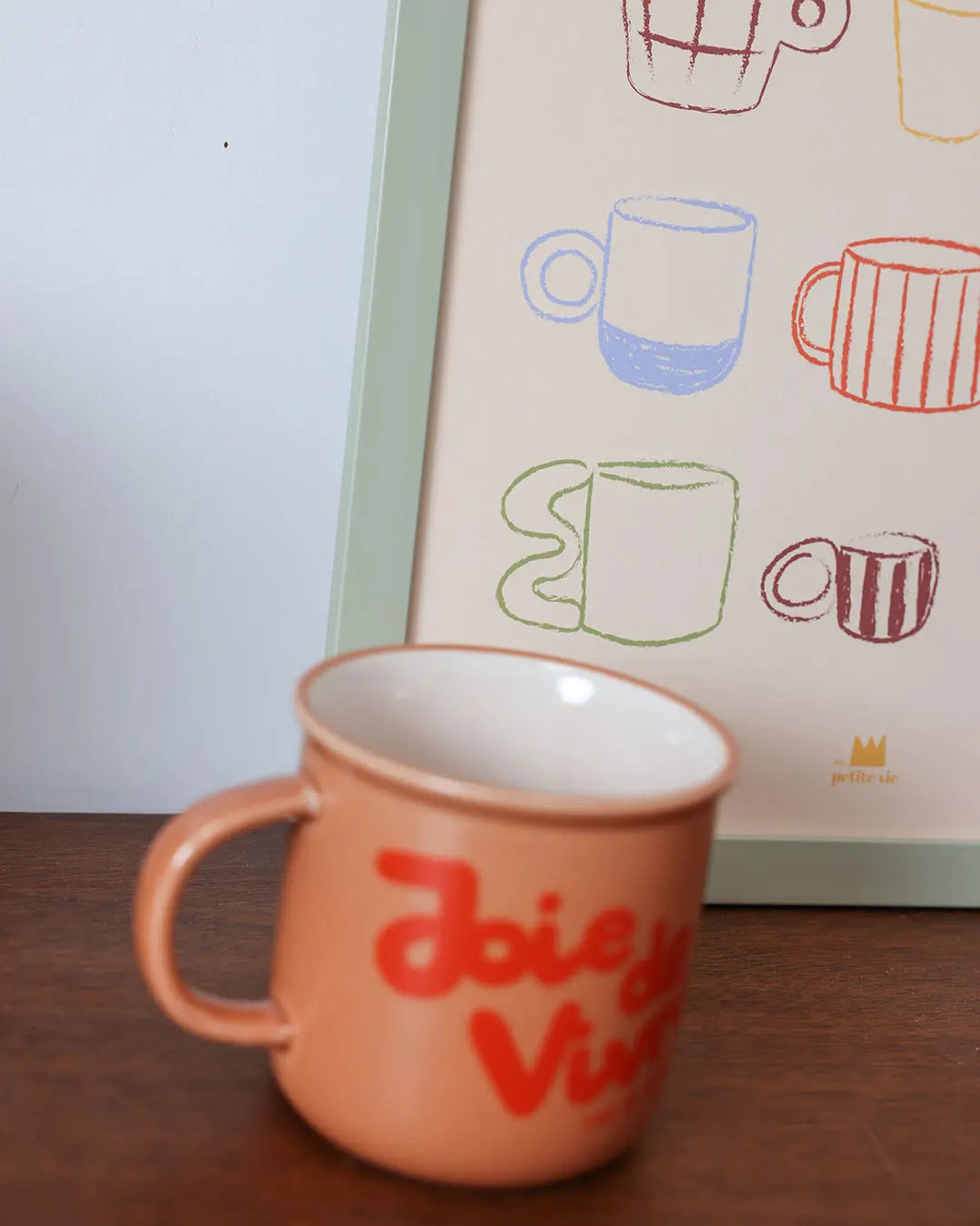 Illustration de tasses colorées et de différents formats.