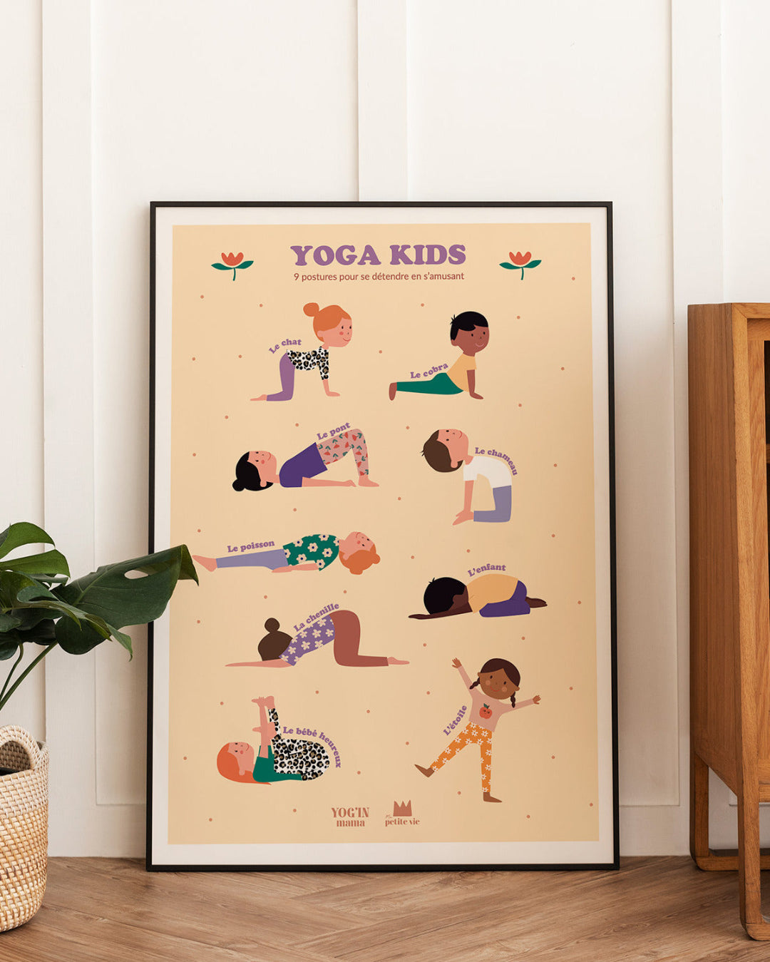 illustration de postures de yoga pour enfants sur fond beige.