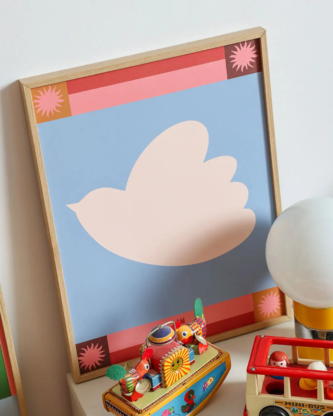 Affiche oiseau fond bleu et couleurs chambre enfant