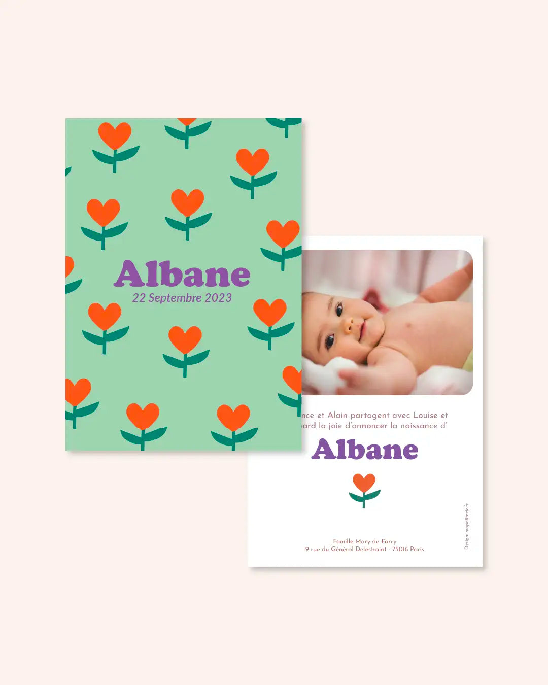 Faire-part naissance enfant avec des fleurs rouges sur fond vert