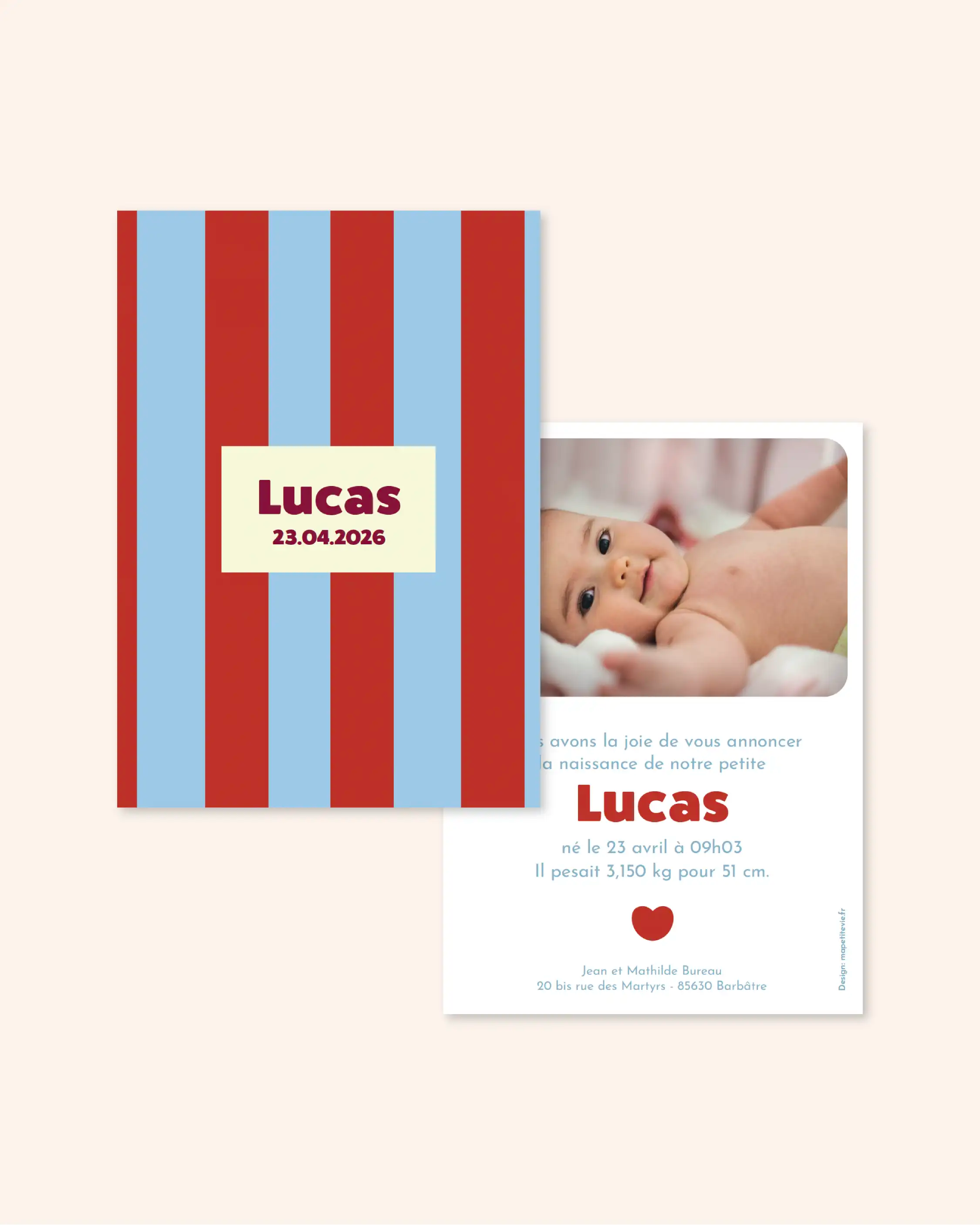 Faire-part bébé avec des rayures rouges et bleu pour annoncer une naissance.