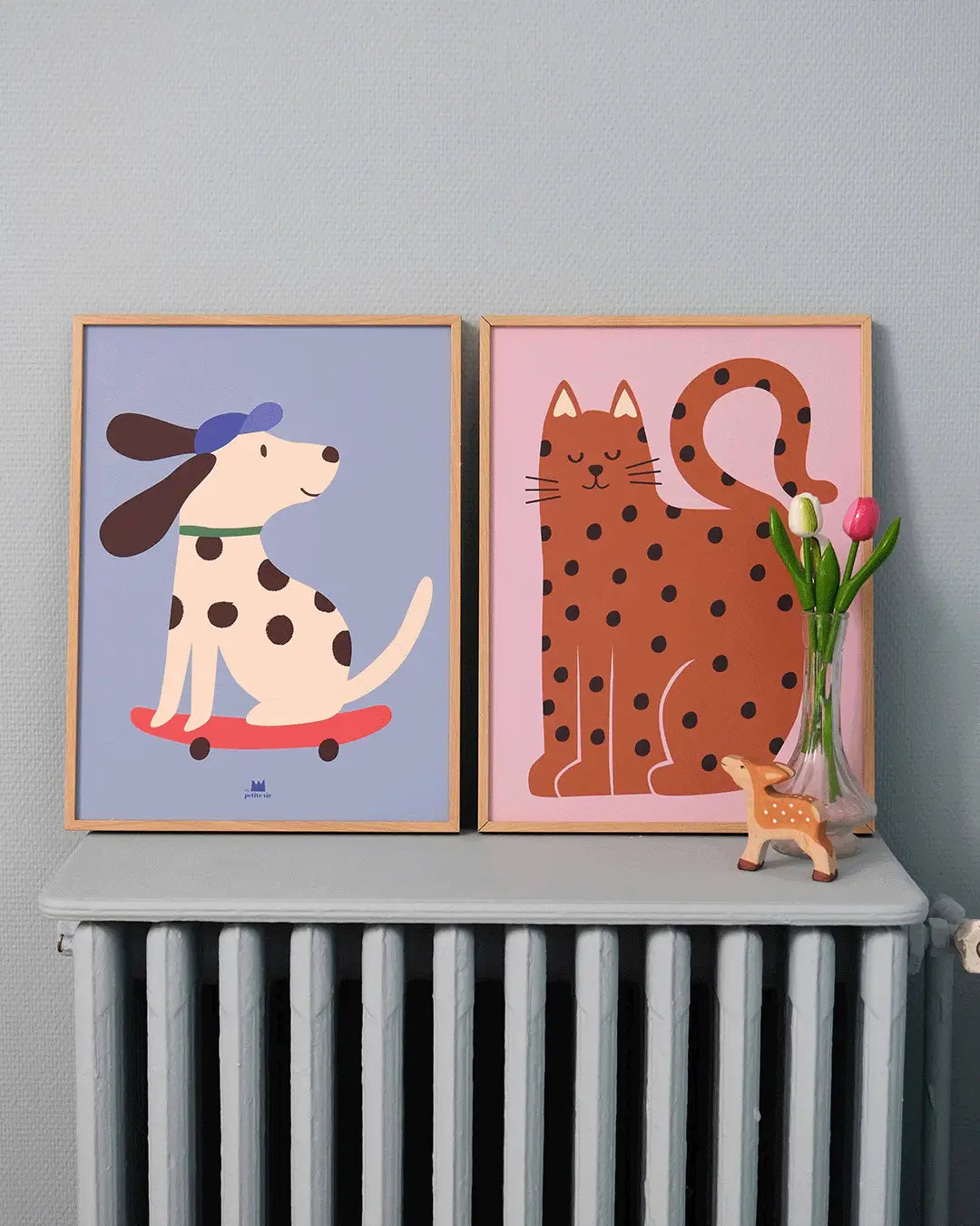 Affiche Chat Rigolo – Illustration marron et amusante d’un chat sur fond violet – Décoration chambre, salon, bureau