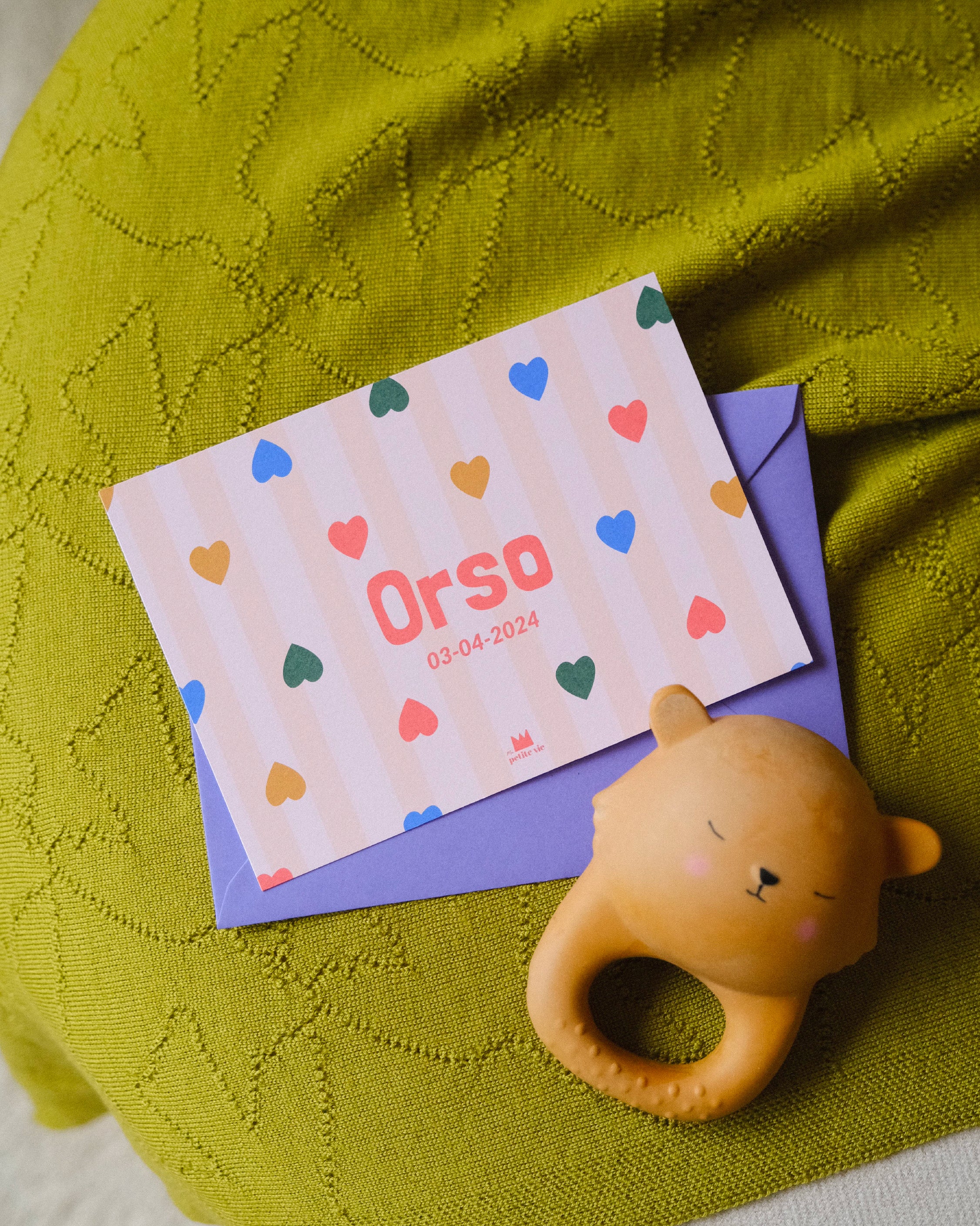 Faire-part de naissance pour annoncer la naissance de bébé avec des coeurs de couleur 