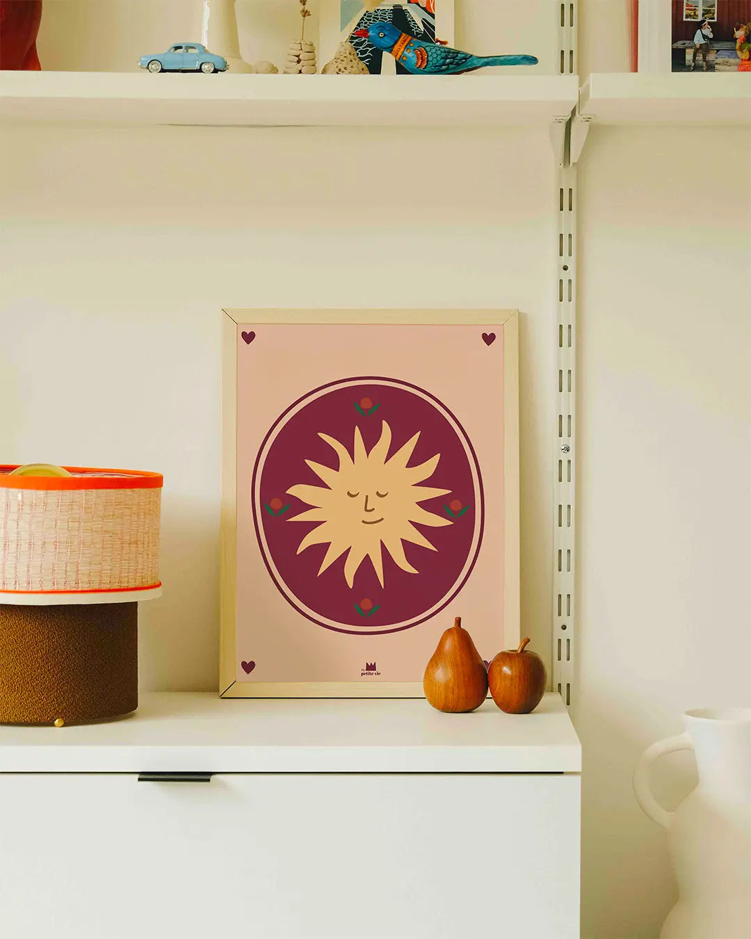 Affiche colorée d'un soleil sur un fond beige pour chambre enfant