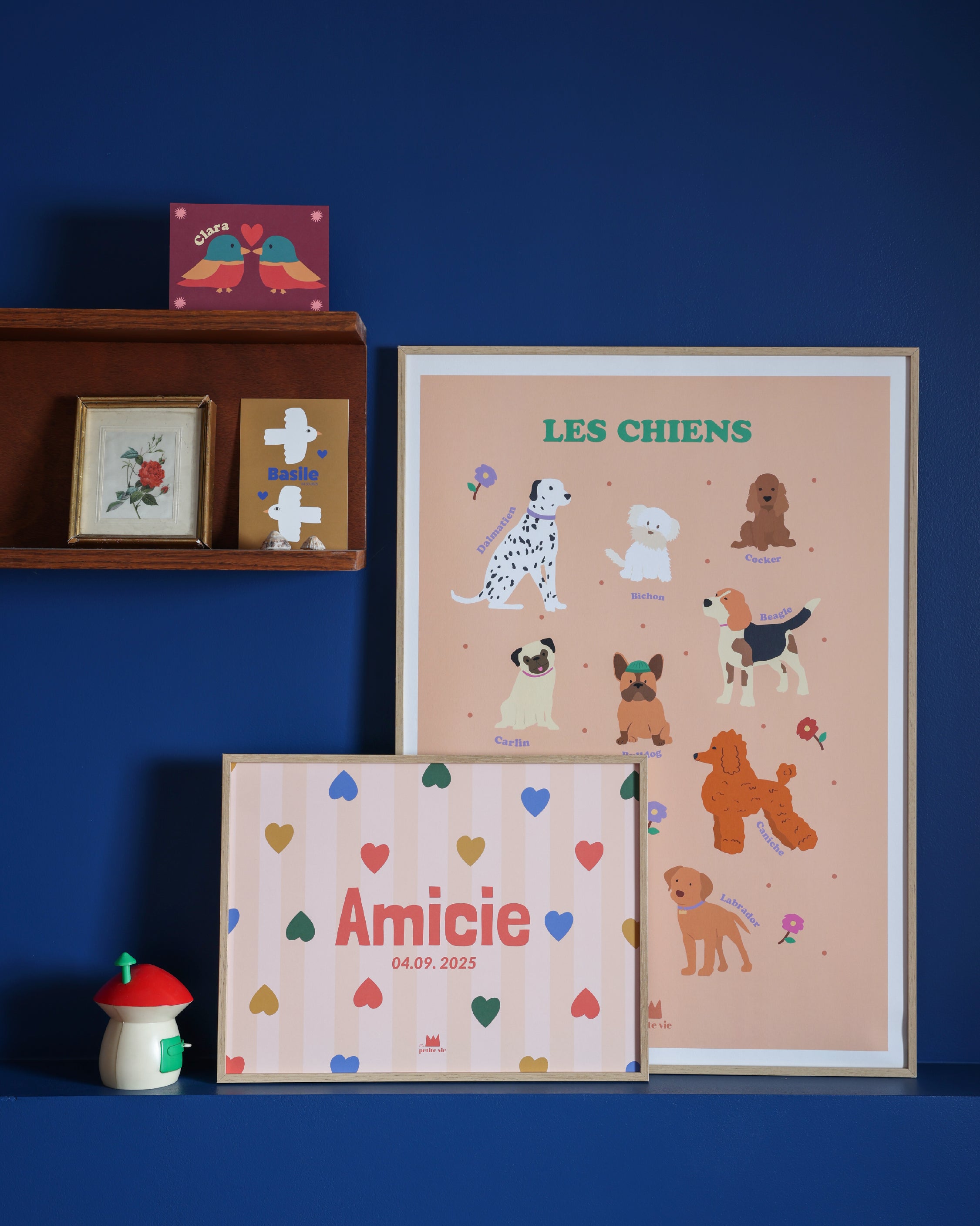 Affiche prénom avec des petits coeurs colorés pour décorer une chambre d'enfant 