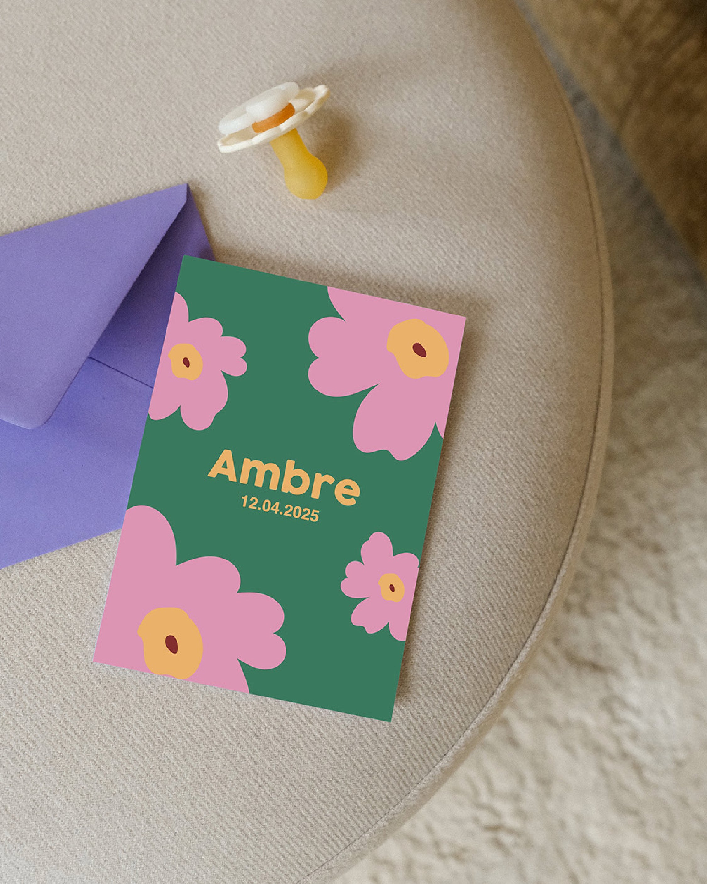 faire-part avec de jolies fleurs roses sur un fond vert pour naissance de sa petite fille 