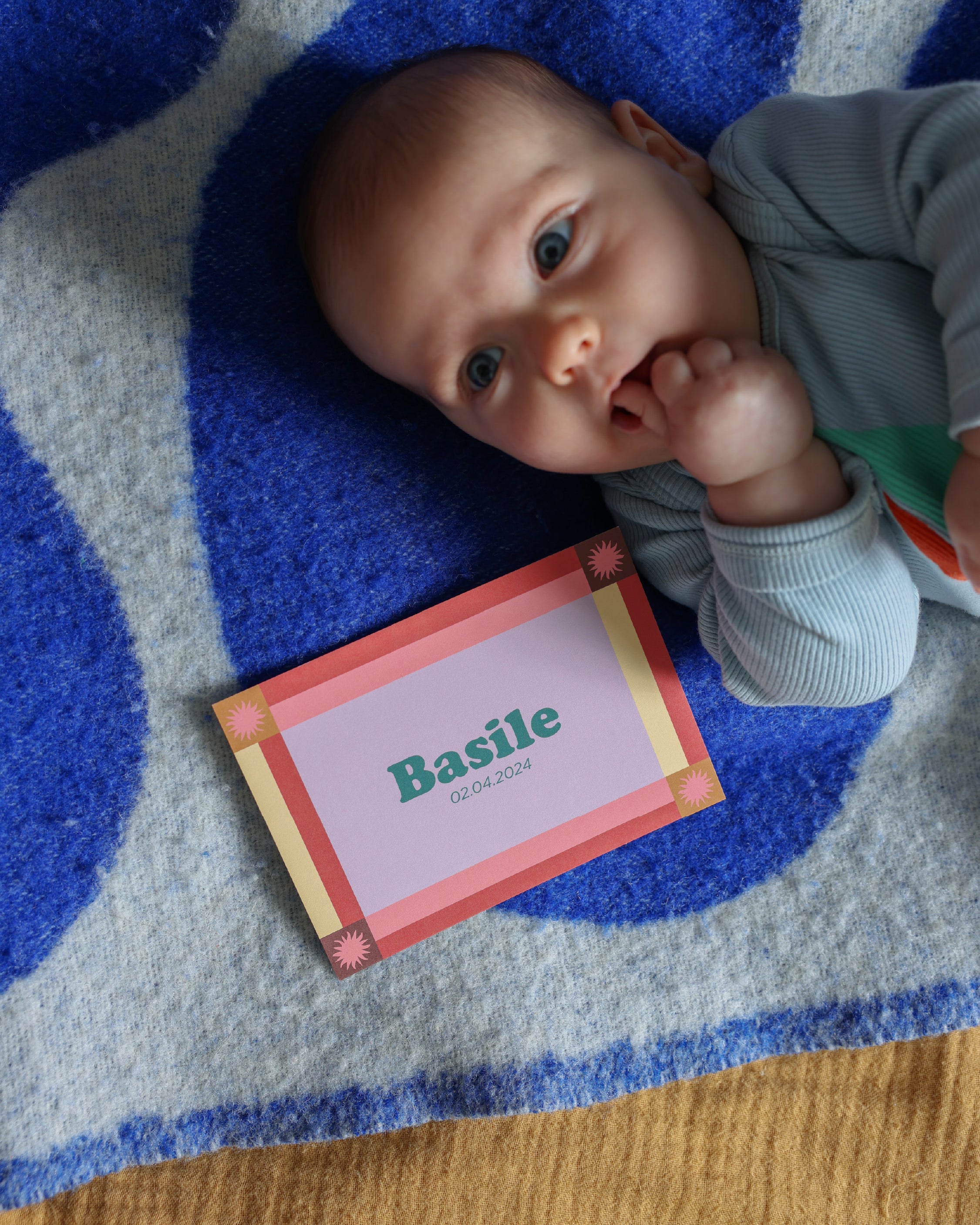 faire-part naissance bébé à lignes colorées et petits soleils